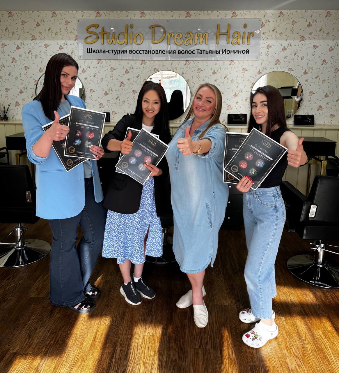 В нашей академии каждый месяц проходят курсы для новичков , возвращаются к нам и действующие мастера на повышение квалификации, и конечно же мы выпускаем и технологов бренда Salon Royal Hair